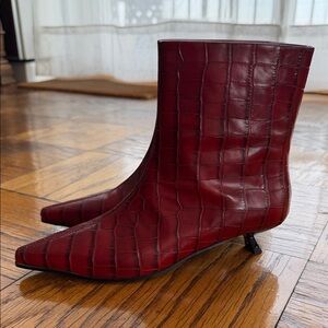 Elegant Red Crocodile-Patterned Ankle Boots
